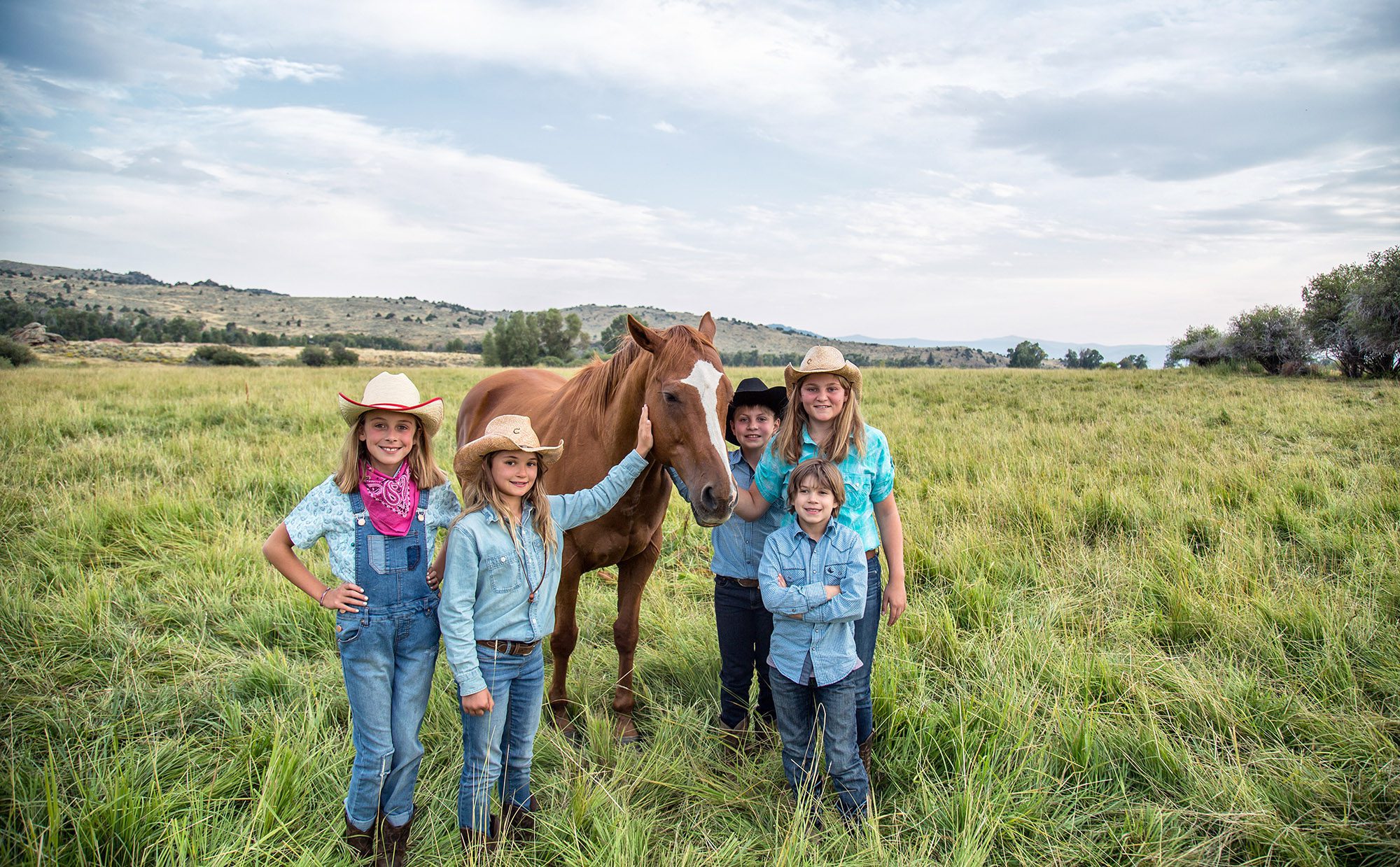 children petting a horse